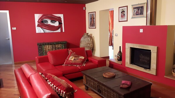Televisión y chimenea 