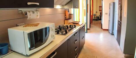 Geladeira, micro-ondas, fogão, cooktop