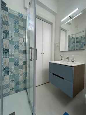 Shower, hair dryer, bidet, towels - Alghero a few steps from the sea, terrace overlooking Capo Caccia (Alghero)