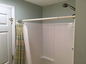 Shower, towels - Room in Penn State area (State College)