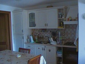 Kühlschrank, Ofen, Herdplatte, Wasserkocher mit Kaffee-/Teezubehör