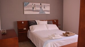 2 dormitorios, tabla de planchar con plancha, cuna de viaje