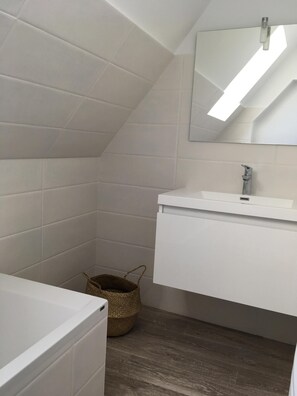 Bathtub, hair dryer, towels