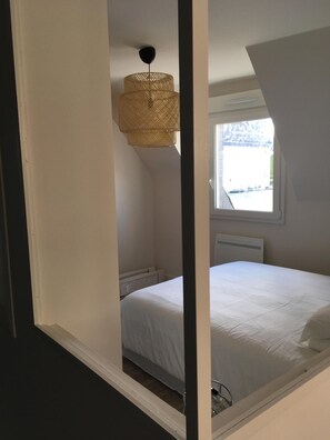 2 bedrooms, iron/ironing board, travel cot, free WiFi
