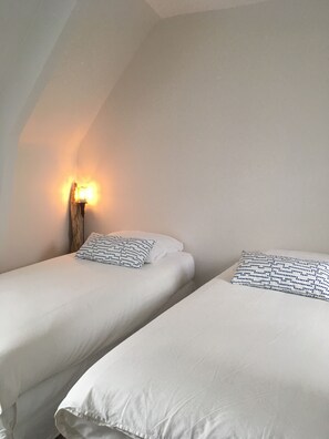 2 chambres, fer et planche à repasser, lit de bébé portatif