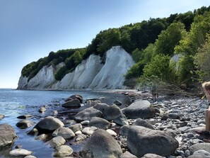 A rocky beach with large boulders and a cliff with white cliffs in the background. - Quiet apartment in the countryside with balcony, terrace and large garden (Sehlen)