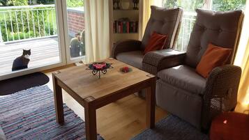 Fernseher, DVD-Player, Bücher, Stereoanlage