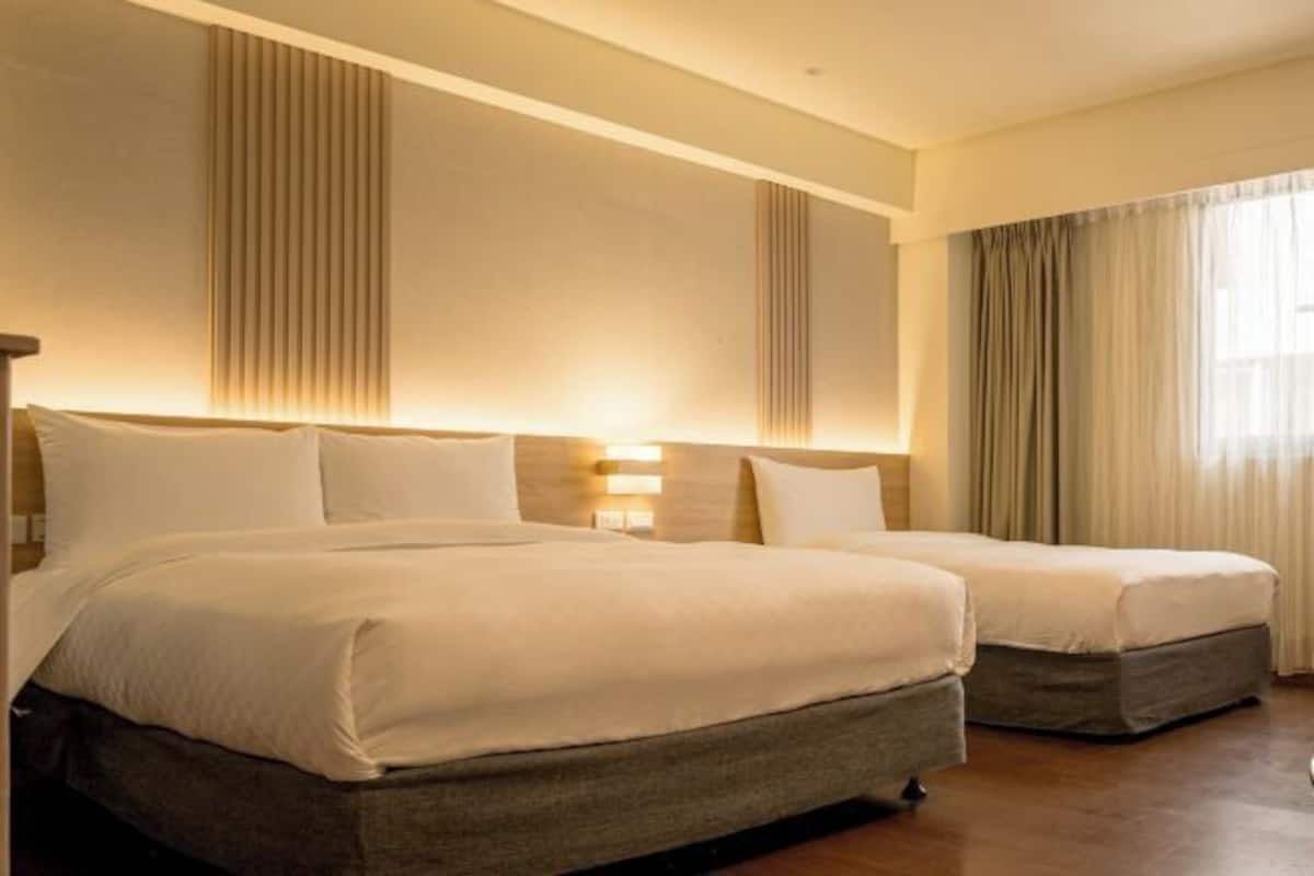 Blackout drapes, free WiFi, bed sheets