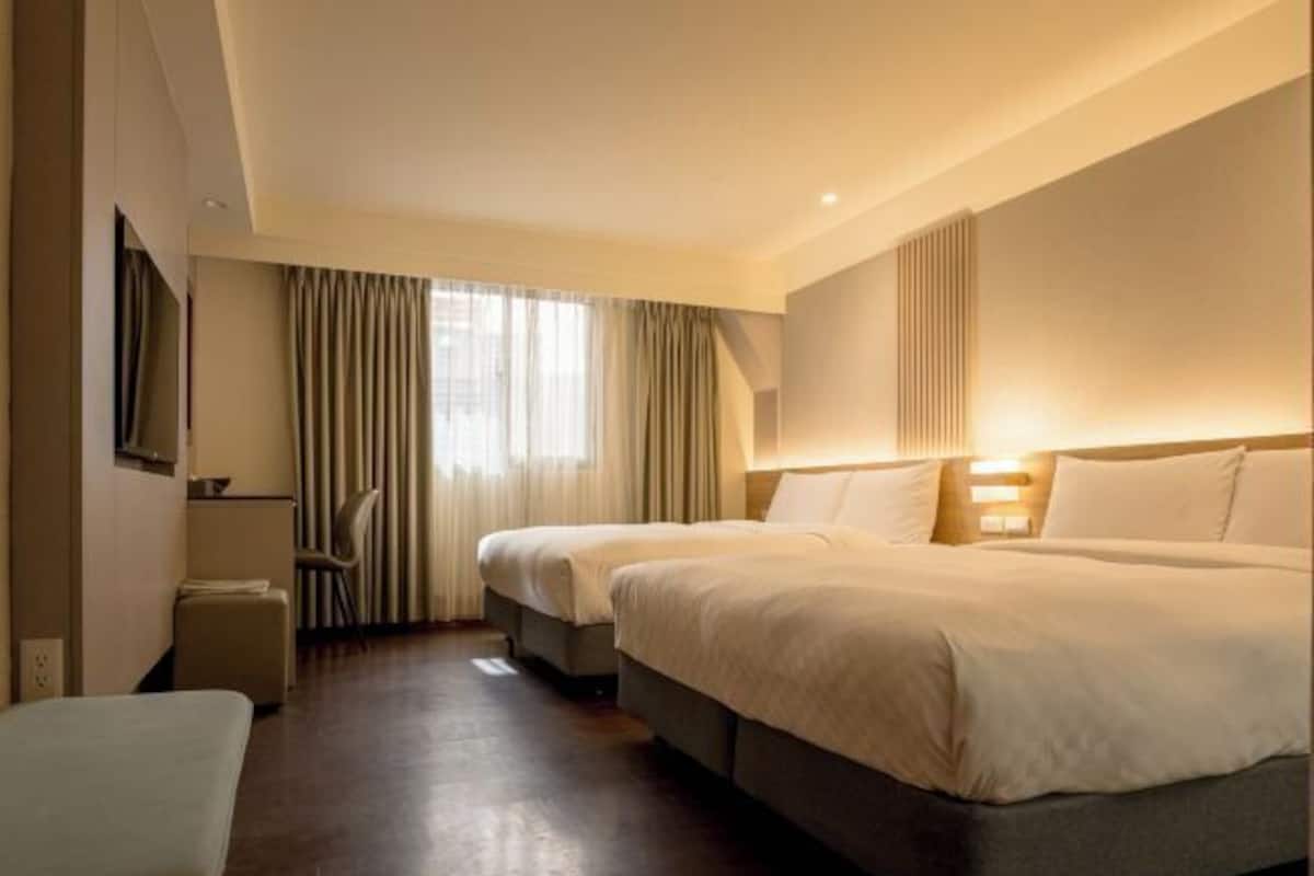 Blackout drapes, free WiFi, bed sheets