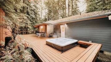 Cabin, 3 Bedrooms | Outdoor spa tub