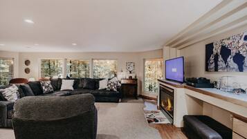 Cabin, 3 Bedrooms | Living area