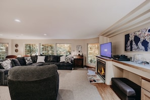 Cabin, 3 Bedrooms | Living area - 29sl - Hot Tub - Sauna - Bbq - Shuffle Board - Sleeps 11 3 Bedroom Home by Redawning (Deming)