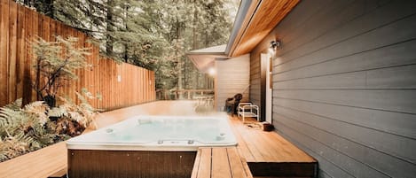 Outdoor spa tub