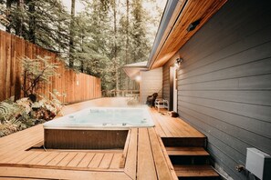 Cabin, 3 Bedrooms | Outdoor spa tub