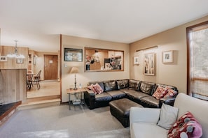 Apartment, 3 Schlafzimmer | Wohnbereich | Kamin