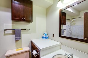 Studio | Bathroom | Deep-soaking bathtub, towels