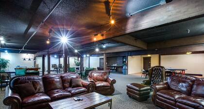 37sll - Economical - Convenient - Kitchenette - Sleeps 2 1 Bedroom Condo by Redawning