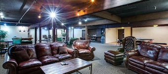 37sll - Economical - Convenient - Kitchenette - Sleeps 2 1 Bedroom Condo by Redawning