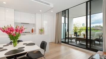 Apartment, 1 Bedroom | In-room dining