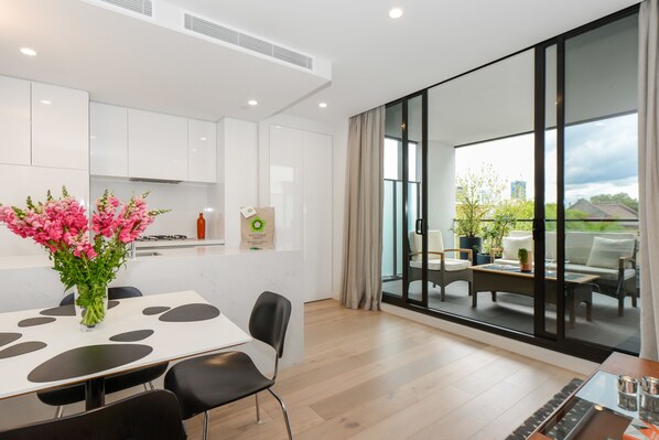 تناول الطعام داخل الغرفة