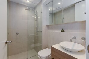 Appartement, 1 chambre | Salle de bain | Douche, articles de toilette gratuits, sèche-cheveux