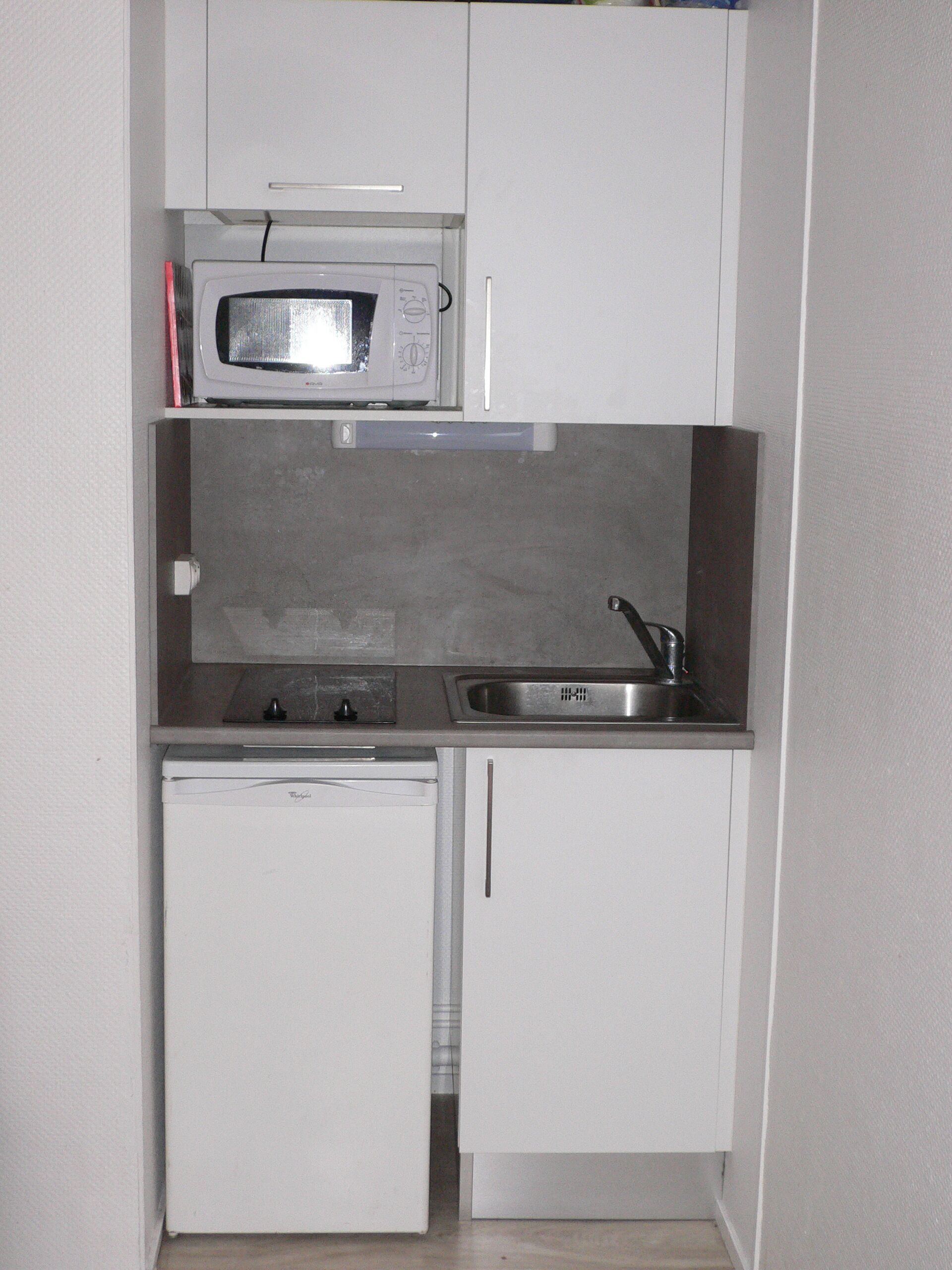 Frigorifero, microonde, forno, piano cottura