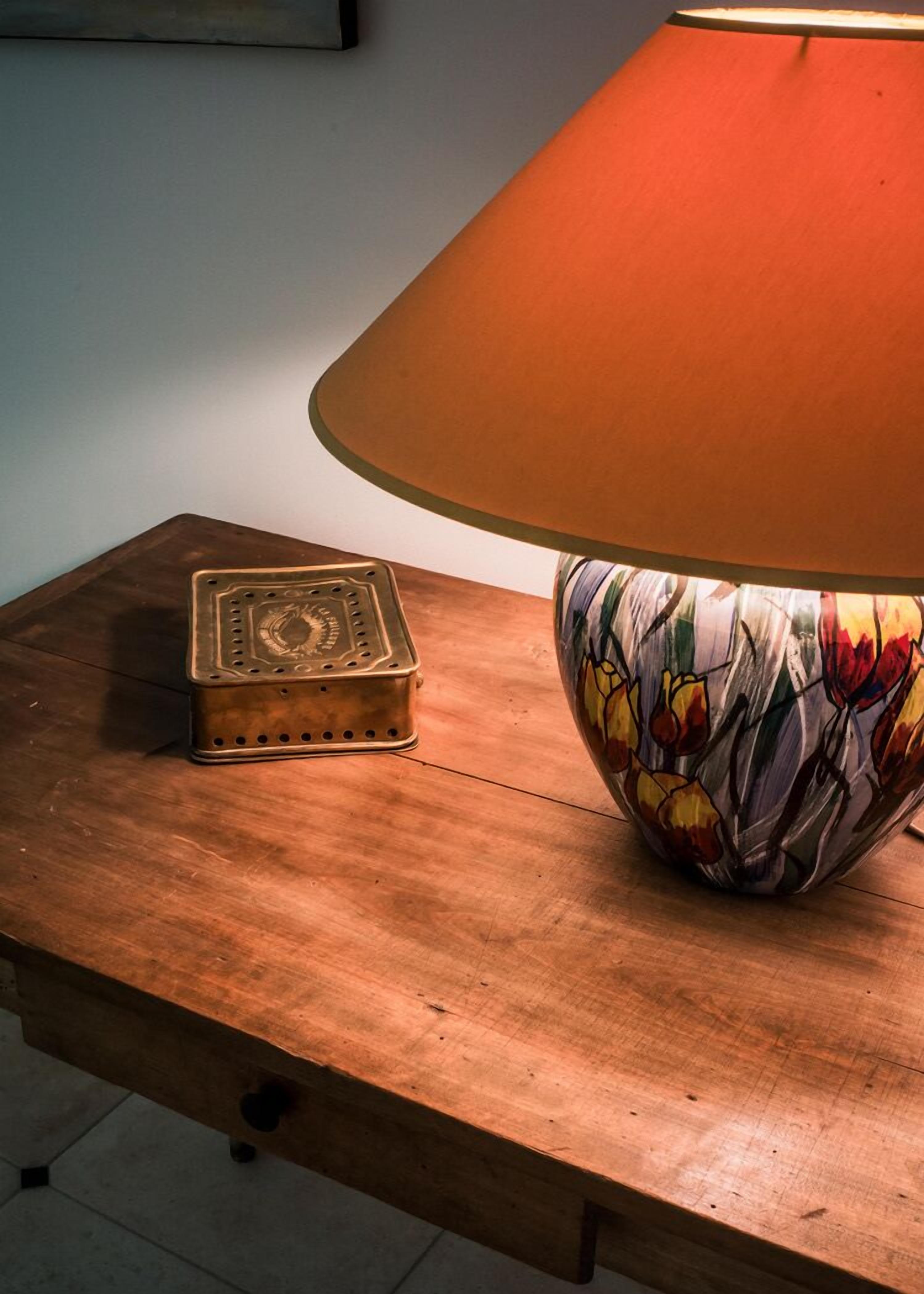 Ein Holztisch mit einer dekorativen Lampe und einer kleinen Schatulle.