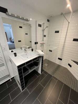 Bathtub, hair dryer, towels, soap - Beautiful, comfortable property set in unspoilt countryside (La Rouquette)