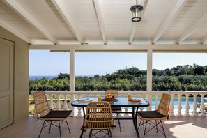 Outdoor dining - Green retreat ,family friendly , sea view, privacy, picturesque village (spartia)