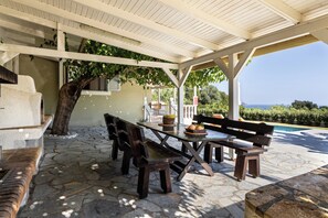 Outdoor dining - Green retreat ,family friendly , sea view, privacy, picturesque village (spartia)