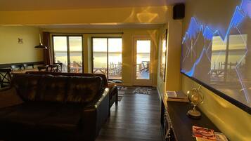 Smart TV, chimenea, videojuegos y reproductor de DVD