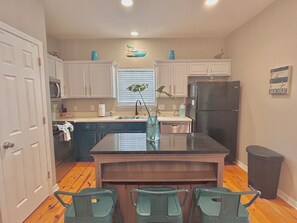 冷蔵庫、電子レンジ、オーブン、コンロ