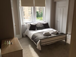 2 slaapkamers, een strijkplank/strijkijzer, internet, beddengoed