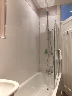 Ensemble douche/baignoire, sèche-cheveux, serviettes fournies