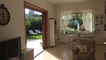 Una Smart TV, una chimenea