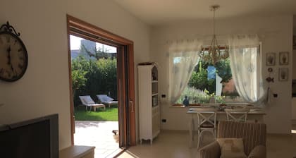 Villa panorámica en el tramo costero al norte de Polignano a Mare.