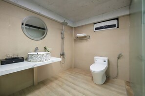 Executive-Studiosuite | Badezimmer | Dusche, kostenlose Toilettenartikel, Haartrockner, Hausschuhe