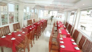 Phục vụ bữa sáng, bữa trưa và bữa tối 