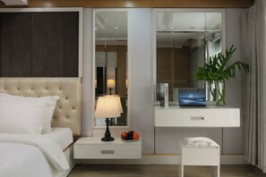 Executive Studio Suite | Minibar, desk, free WiFi