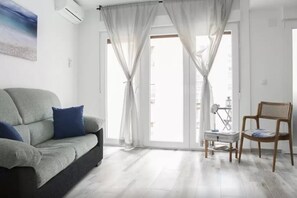 TV, books - APART.RIVERA #3 IN THE OLD TOWN ONLY 10 MINUTES WALKING DISTANCE TO THE BEACH. (Alicante)