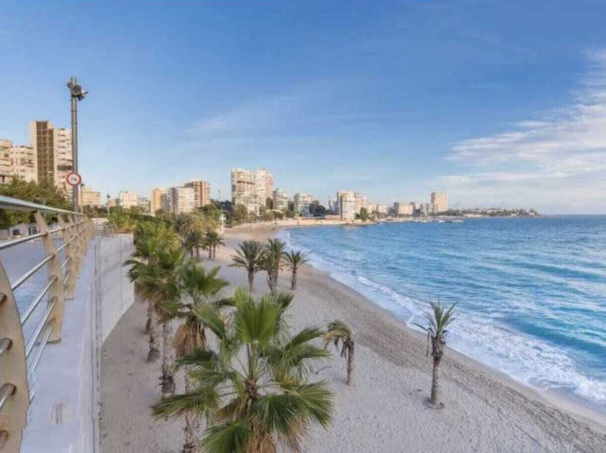Ubicación cercana a la playa, tumbonas y toallas de playa