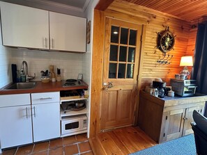 Full-size fridge, microwave, oven, stovetop