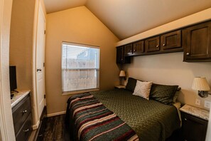 1 bedroom, desk, travel cot, free WiFi