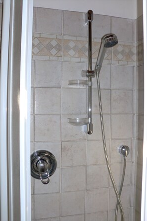 Shower, hair dryer, bidet, towels - Pretty rustic home in a tranquil and green village for a memorable holiday (Sommavilla Di Brenzone Sul Garda)