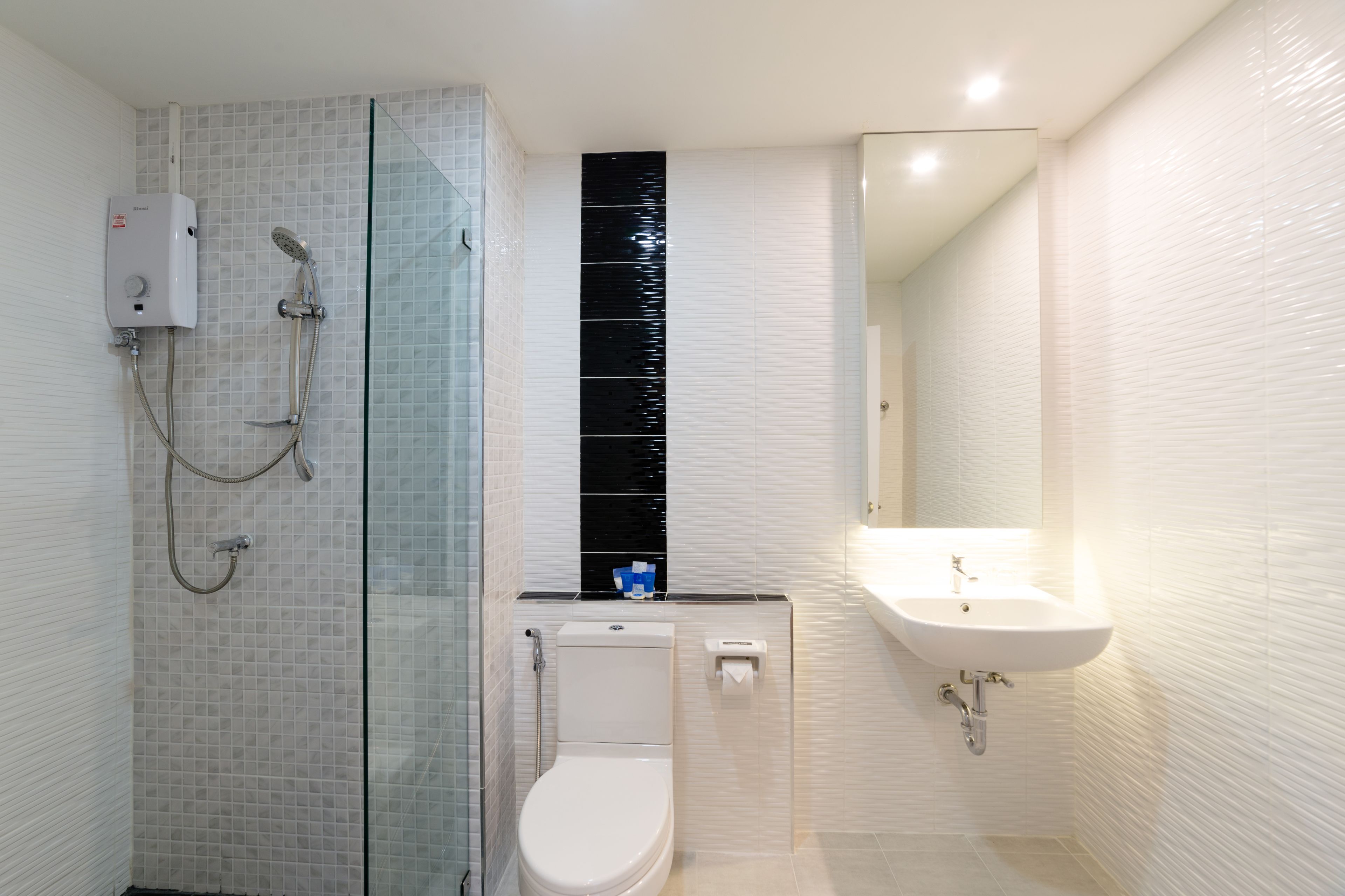 family suite | bathroom | free toiletries, hair dryer, bidet, towels