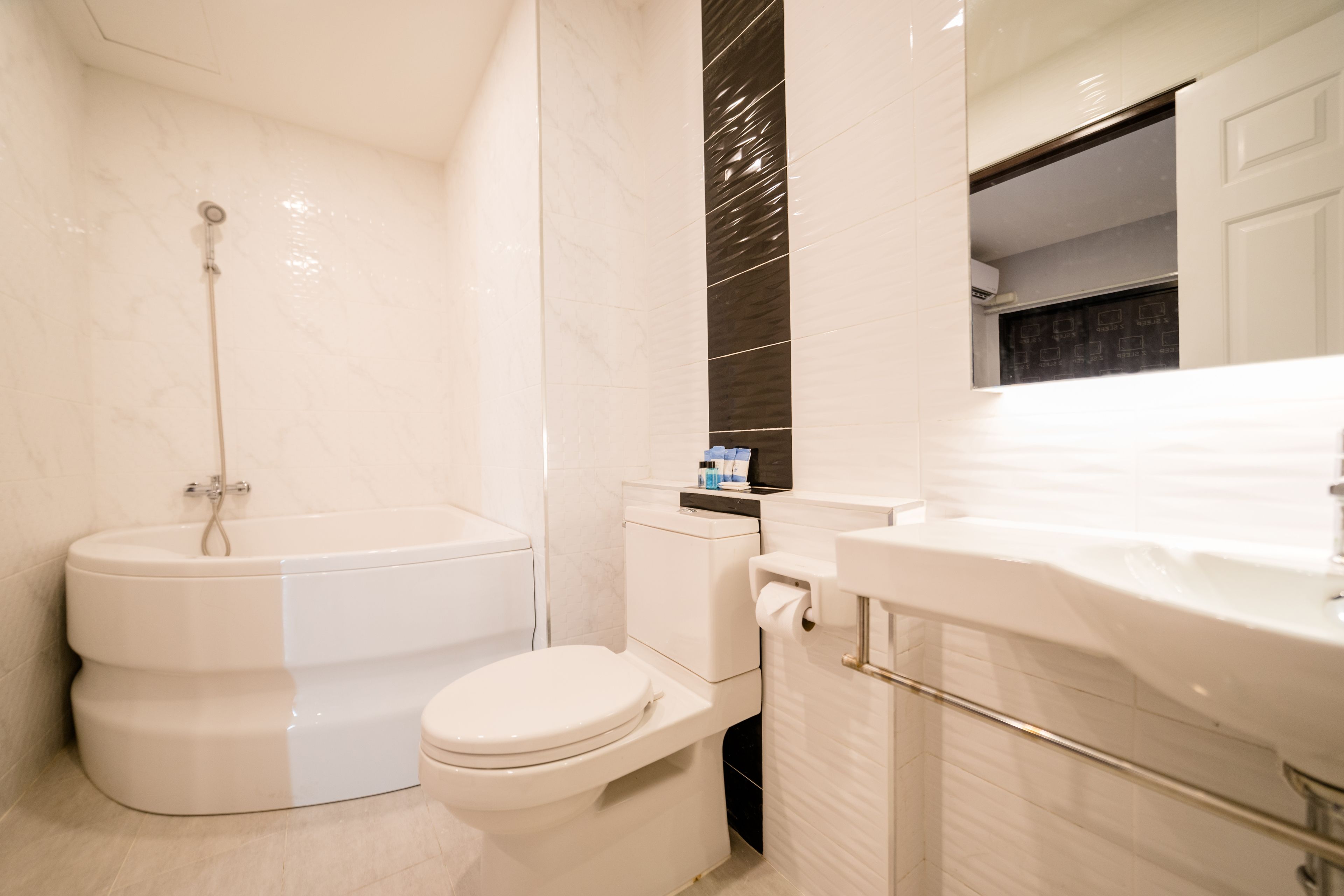 deluxe triple room | bathroom | free toiletries, hair dryer, bidet, towels