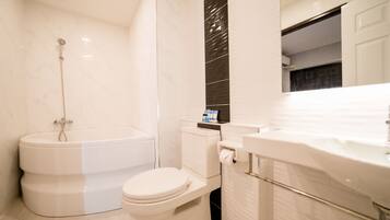 Un baño moderno con inodoro, bidé y lavamanos.