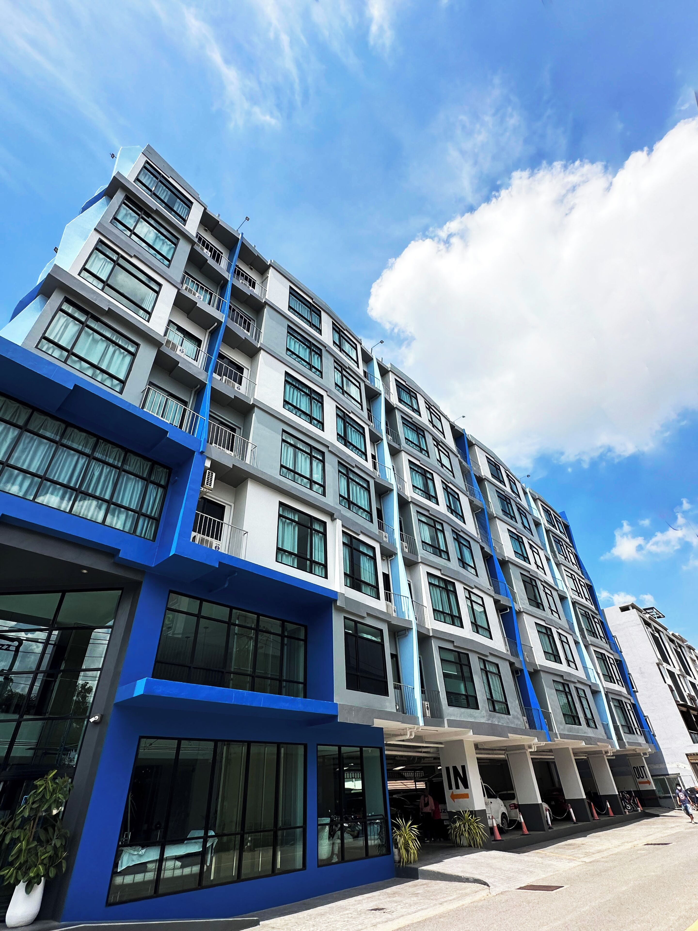 Un hôtel à plusieurs étages doté d’une architecture moderne, avec des balcons et de grandes fenêtres.