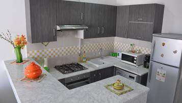 Jääkaappi, mikroaaltouuni, uuni, liesi