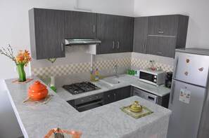 Geladeira, micro-ondas, fogão, cooktop